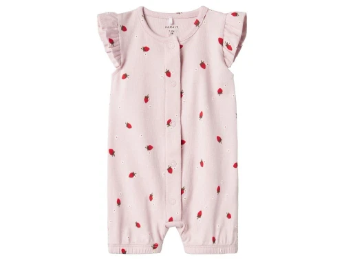 Lyserød sommerheldragt med lille rødt jordbærprint og med flæseærmer og korte ben fra Name It 13241191 light lilac 